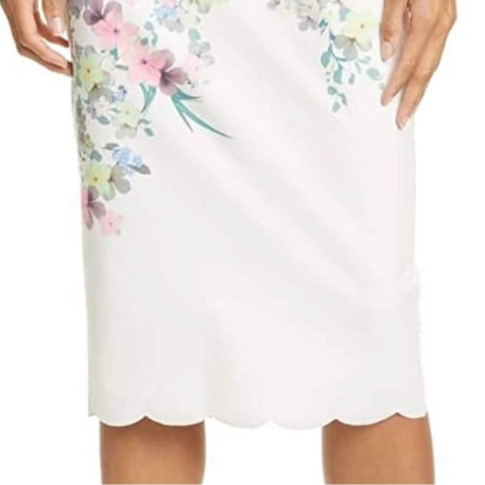 Ted Baker Strapless Dress with Pastel Floral Pattern
Seize 3 US 8 - Picture 2 of 10